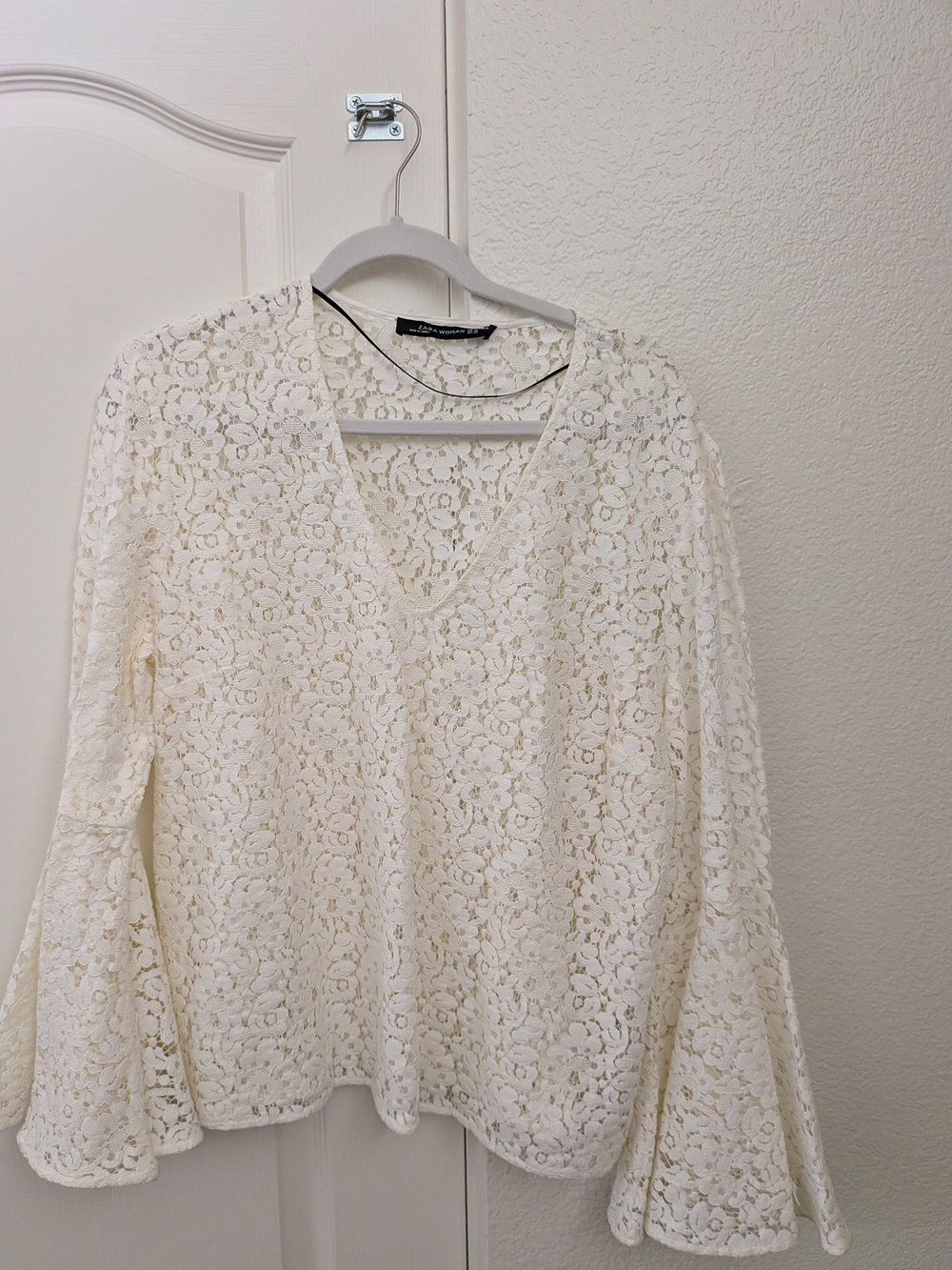 Zara Cream Floral Lace V-Neck Bell Sleeve Blouse (Size XL) - Flawless!!